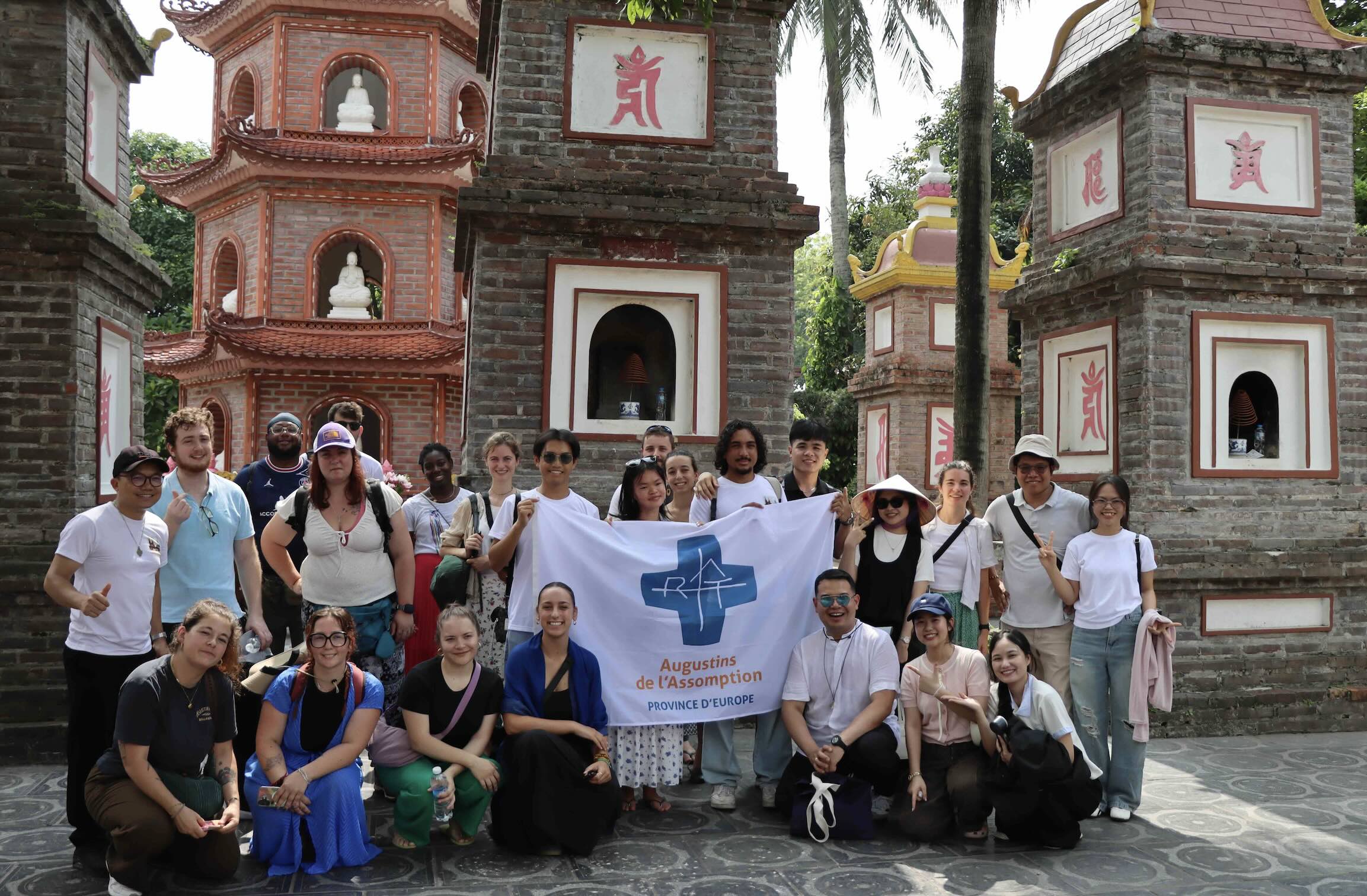Groupe de jeunes du pèlerinage au Vietnam